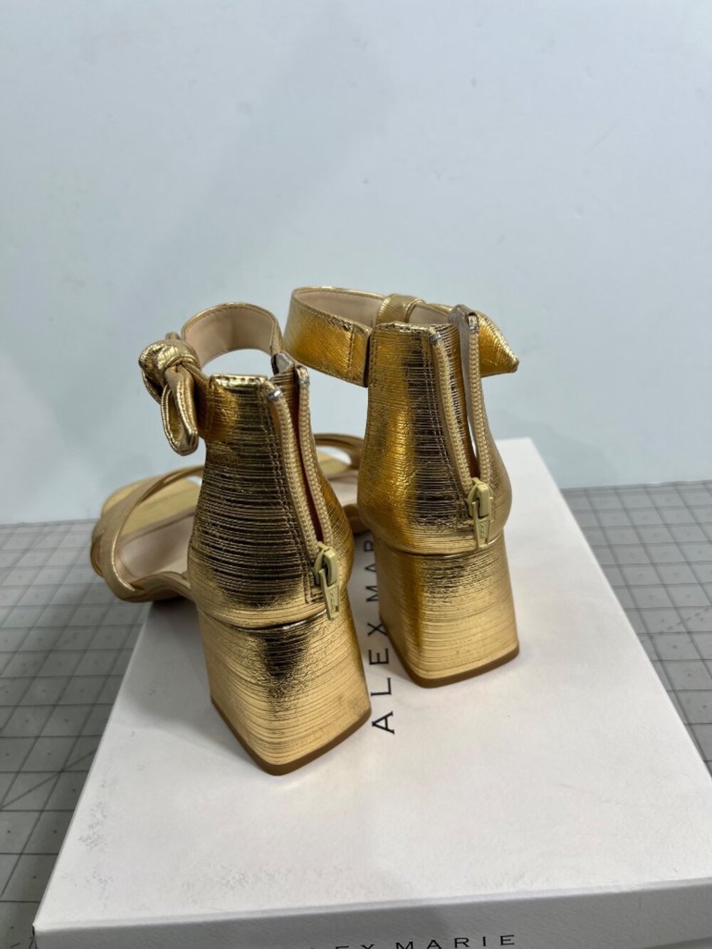 Alex Marie Adeline Gold Block Heel Women's Sandals Bow Accent Size 7.5 New - Picture 6 of 8